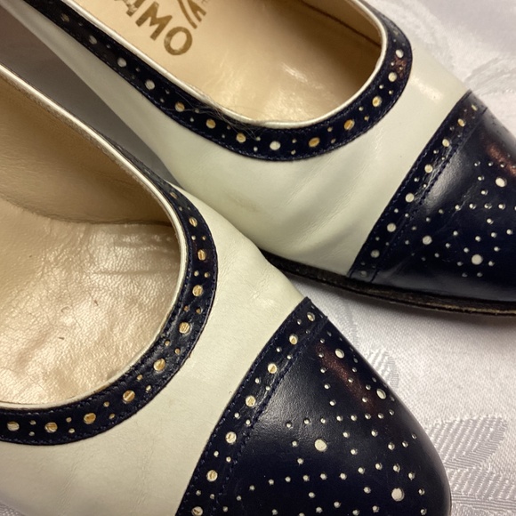 Salvatore Ferragamo Dress Shoes5/1/2 B navy n white chunk 2 in kitten heel - Picture 5 of 10